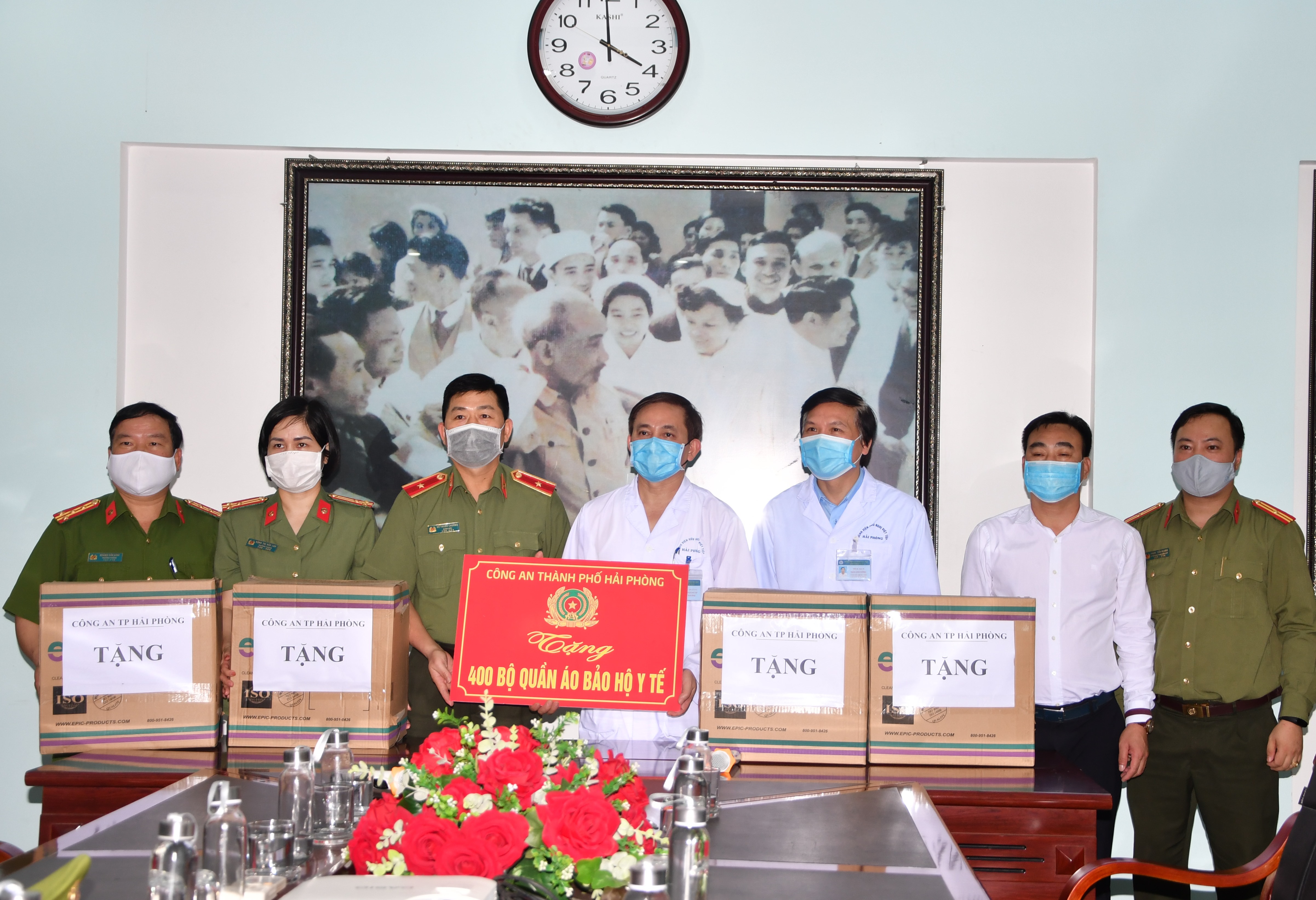 Giám đốc Công an thành phố thăm, tặng quà Bệnh viện Hữu nghị Việt Tiệp